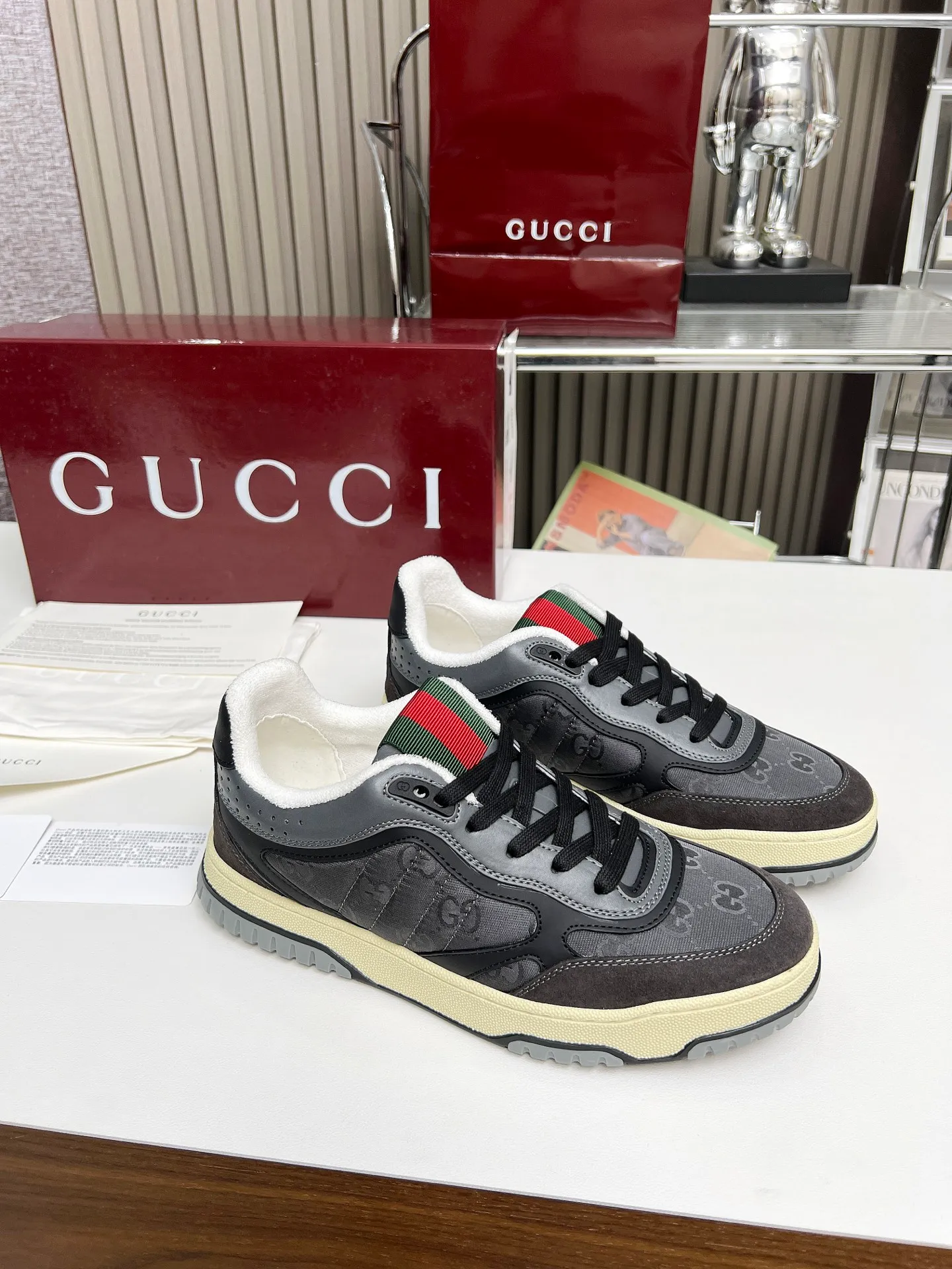 [G Home] P: 600💰 Couple size: Female 35-40. Male 39-44 (45 custom-made) 🆕2025.GUCC Gucci original order quality The latest popular high and low top aged couple sneakers series shipped original purchase development and production, this high and low top sneakers adopt a basketball-style silhouette design, cleverly integrated with hollow panels and distressed effects, showing unique ingenuity. The ingenuity incorporates brand logo details such as interlocking Double G styling accessories and Gucci lettering, a low-key tribute to the brand's design heritage. Exquisite packaging at the delivery counter 🛍📦 ▪️ Fabric: Original customized imported first-layer cowhide ▪️ Inner lining: Imported first-layer cowhide ▪️ Sole: Original molded two-color TPU sole ▪️ Sole thickness: 3cm